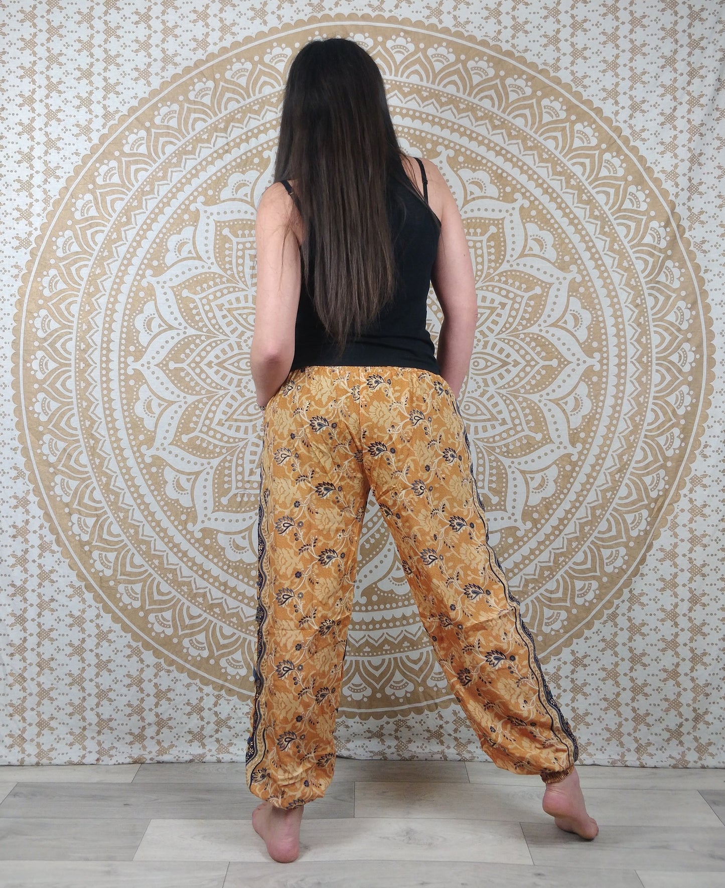 Pantalon Pilani en soie indienne. Pantalon harem coupe droite et ample. Imprimé paisley ocre et bleu.