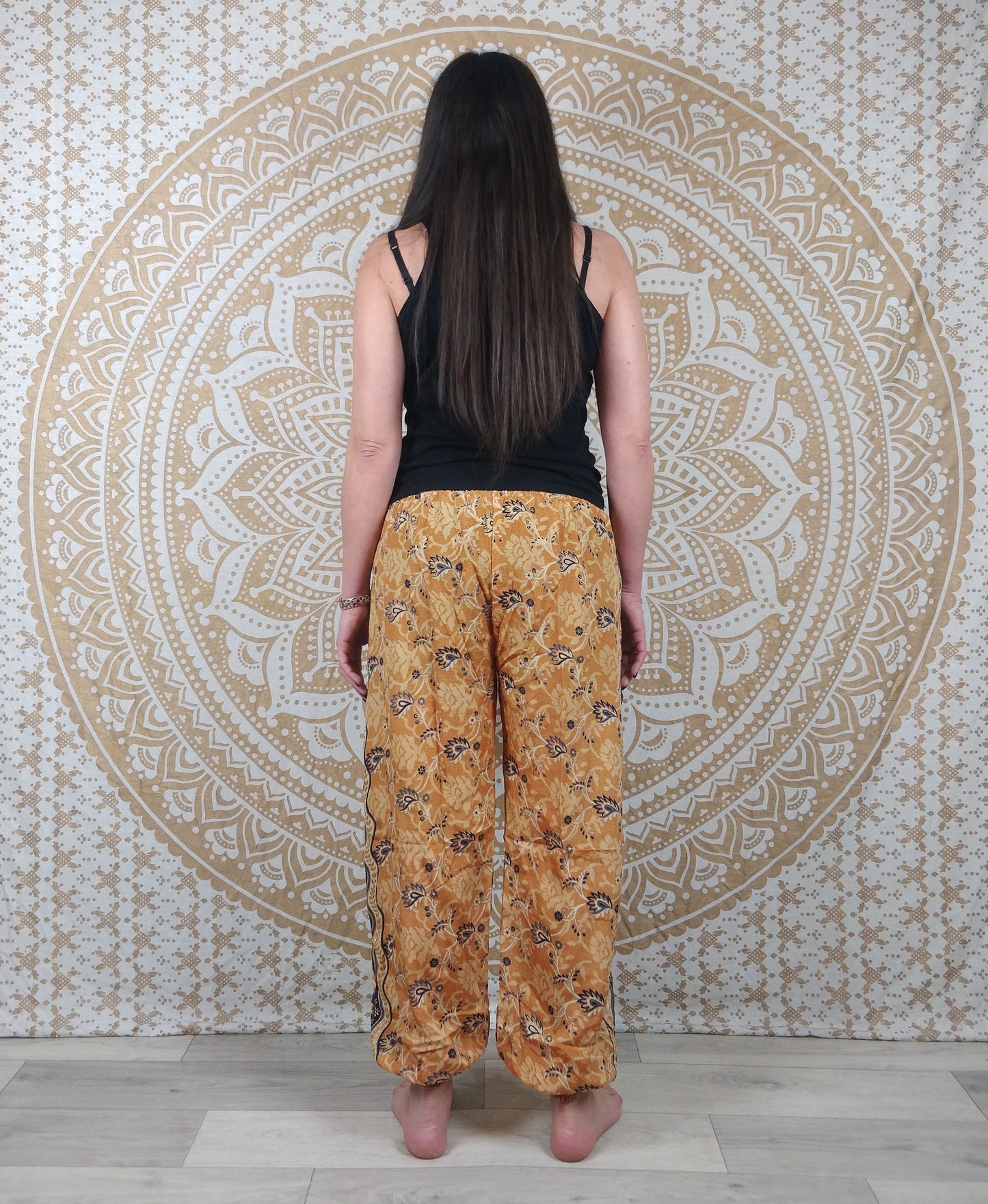 Pantalon Pilani en soie indienne. Pantalon harem coupe droite et ample. Imprimé paisley ocre et bleu.