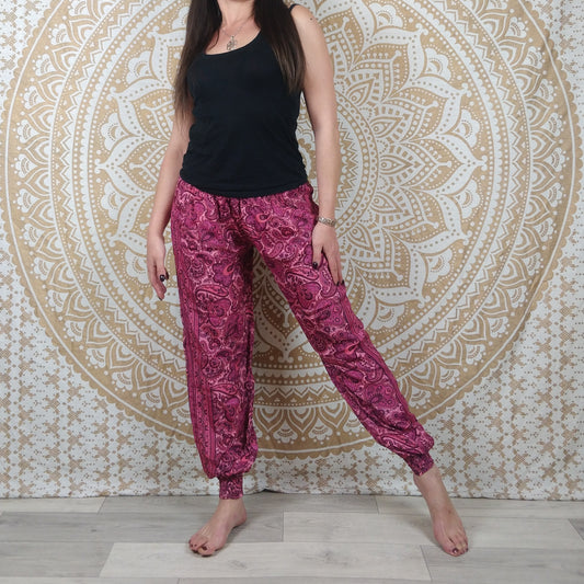 Pantalon Pilani en soie indienne. Pantalon harem coupe droite et ample. Imprimé paisley fuchsia.