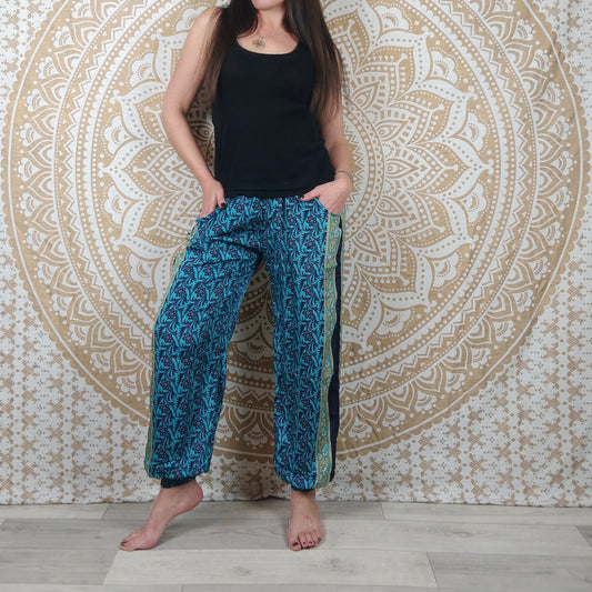 Pantalon Pilani en soie indienne. Pantalon harem coupe droite et ample. Imprimé fleuri bleu.