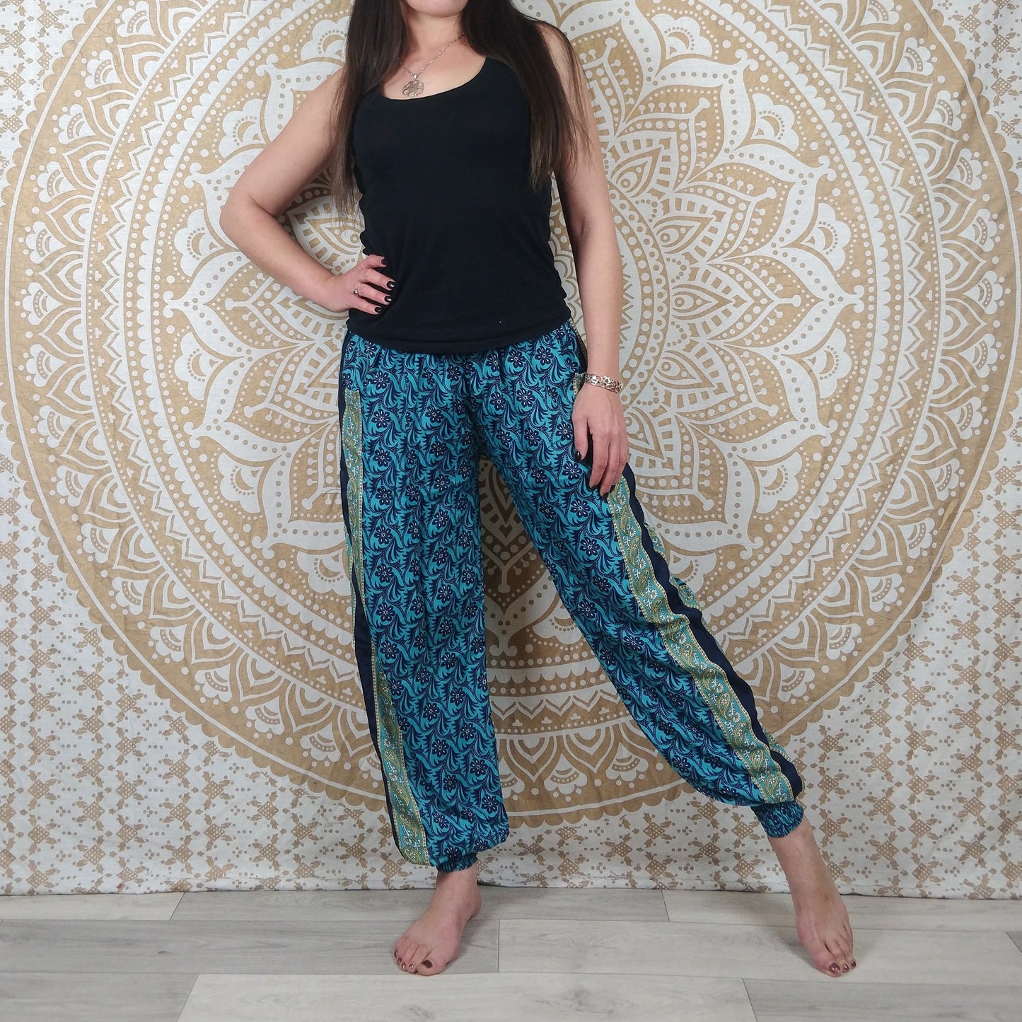 Pantalon Pilani en soie indienne. Pantalon harem coupe droite et ample. Imprimé fleuri bleu.