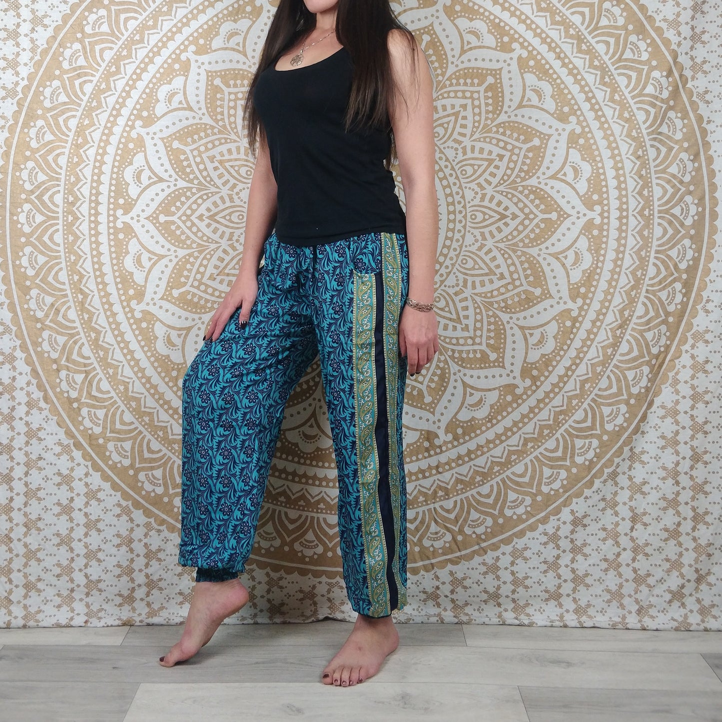 Pantalon Pilani en soie indienne. Pantalon harem coupe droite et ample. Imprimé fleuri bleu.