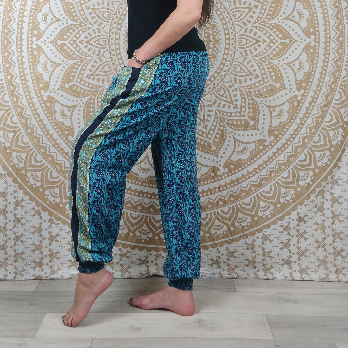 Pantalon Pilani en soie indienne. Pantalon harem coupe droite et ample. Imprimé fleuri bleu.