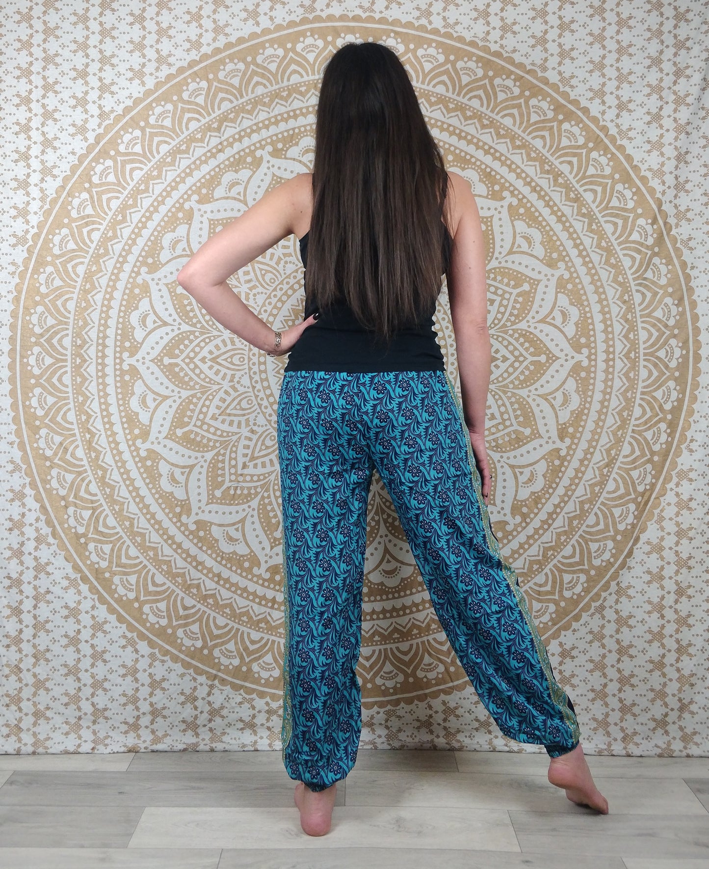 Pantalon Pilani en soie indienne. Pantalon harem coupe droite et ample. Imprimé fleuri bleu.