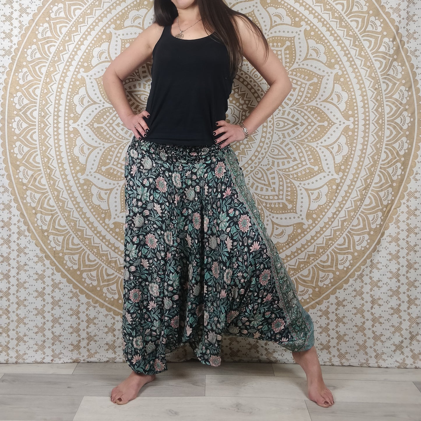 Pantalon 3 en 1 Gangi en soie indienne. Sarouel / Combi / Top ethnique ample et fluide. Imprimé fleuri vert, rose et noir.