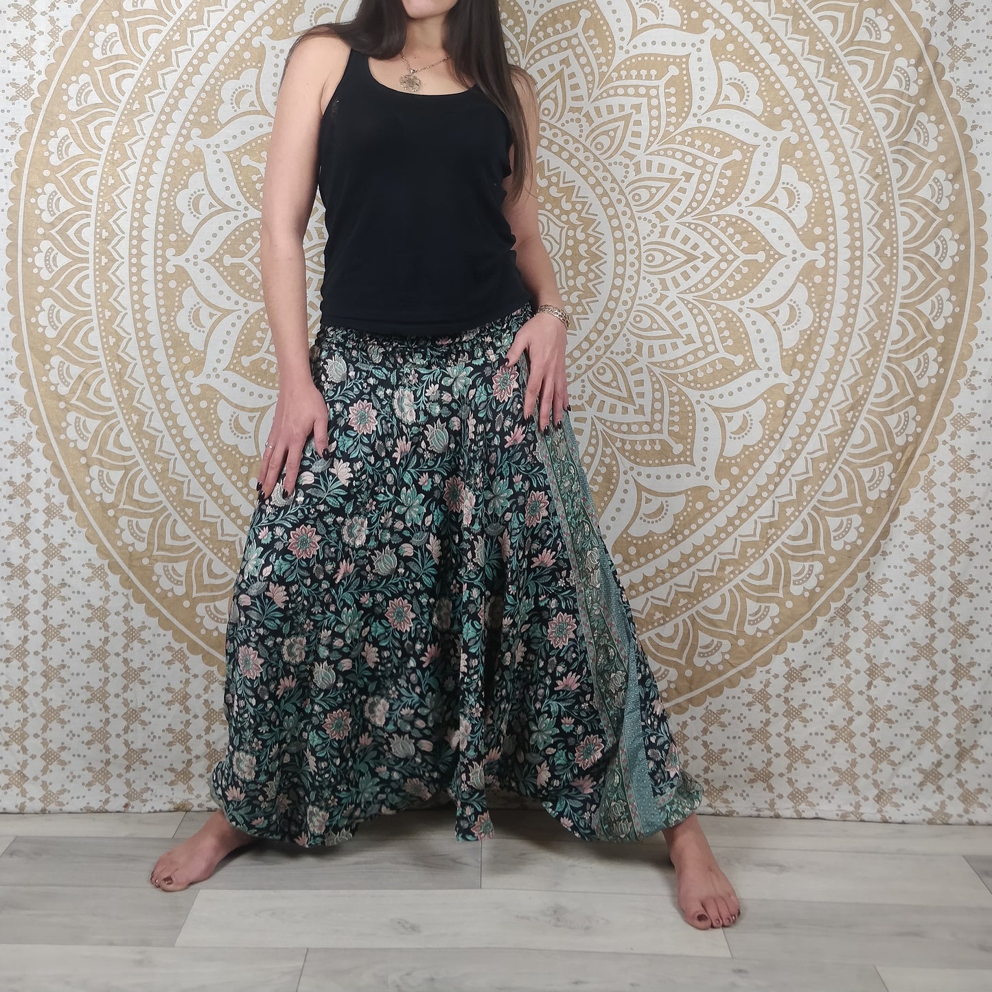 Pantalon 3 en 1 Gangi en soie indienne. Sarouel / Combi / Top ethnique ample et fluide. Imprimé fleuri vert, rose et noir.