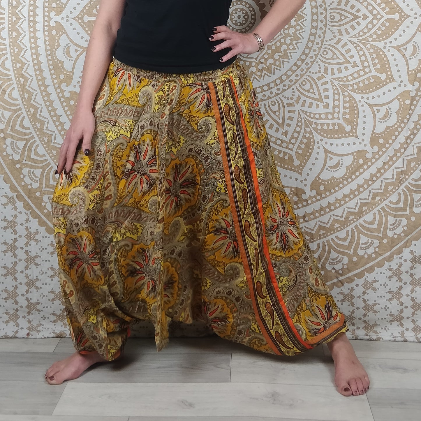 Pantalon 3 en 1 Gangi en soie indienne. Sarouel / Combi / Top ethnique ample et fluide. Imprimé paisley jaune.