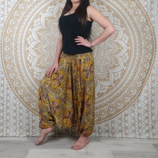 Pantalon 3 en 1 Gangi en soie indienne. Sarouel / Combi / Top ethnique ample et fluide. Imprimé paisley jaune.