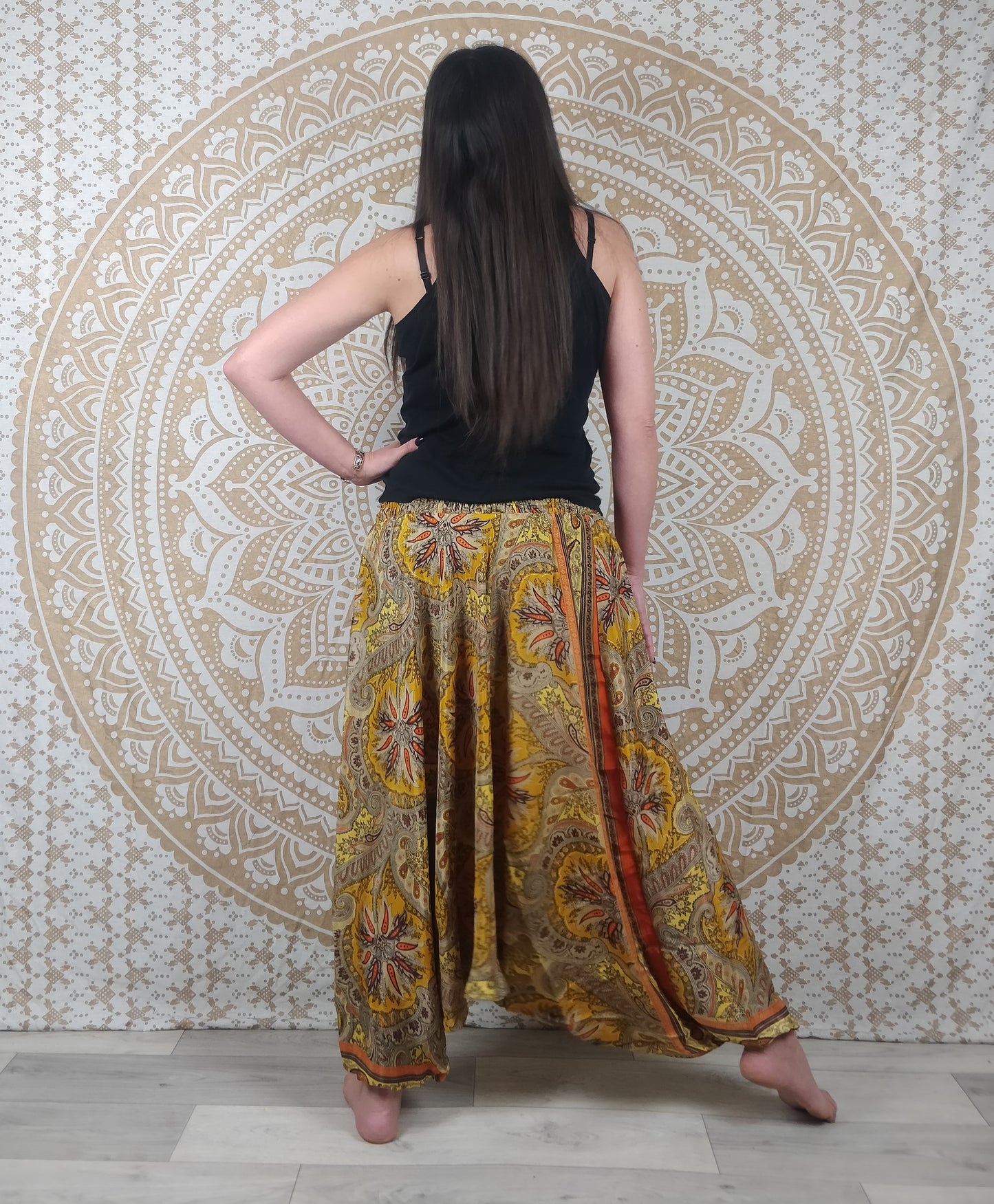 Pantalon 3 en 1 Gangi en soie indienne. Sarouel / Combi / Top ethnique ample et fluide. Imprimé paisley jaune.