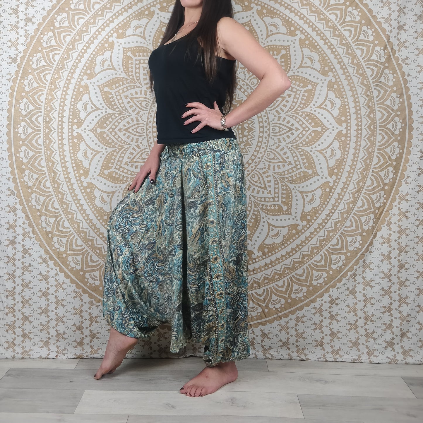 Pantalon 3 en 1 Gangi en soie indienne. Sarouel / Combi / Top ethnique ample et fluide. Imprimé paisley blanc et bleu.