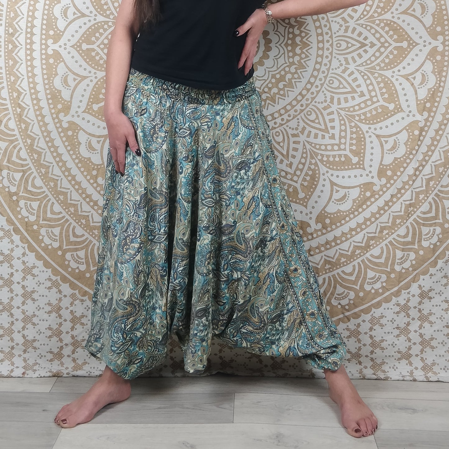 Pantalon 3 en 1 Gangi en soie indienne. Sarouel / Combi / Top ethnique ample et fluide. Imprimé paisley blanc et bleu.