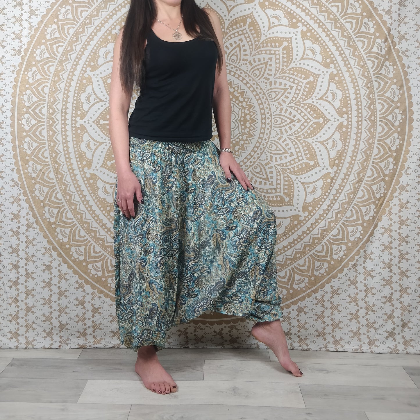 Pantalon 3 en 1 Gangi en soie indienne. Sarouel / Combi / Top ethnique ample et fluide. Imprimé paisley blanc et bleu.