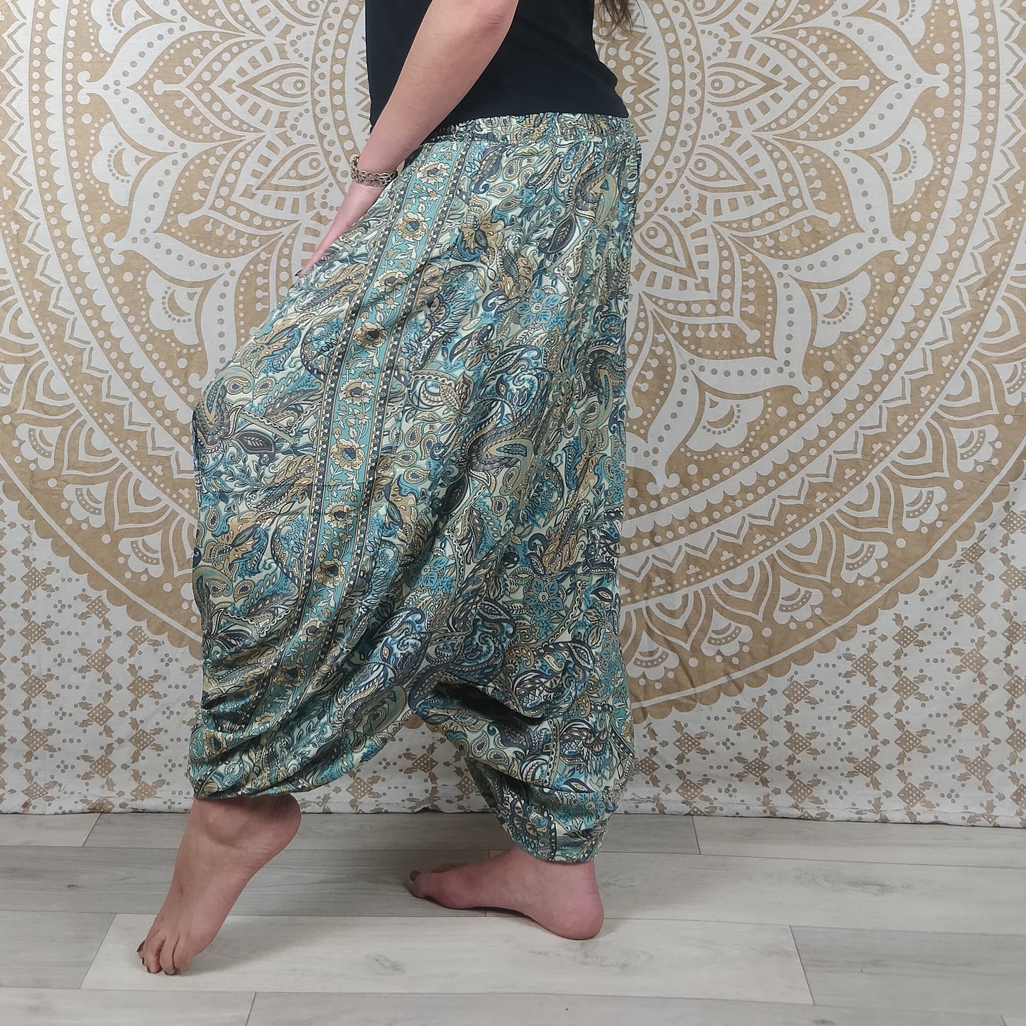 Pantalon 3 en 1 Gangi en soie indienne. Sarouel / Combi / Top ethnique ample et fluide. Imprimé paisley blanc et bleu.