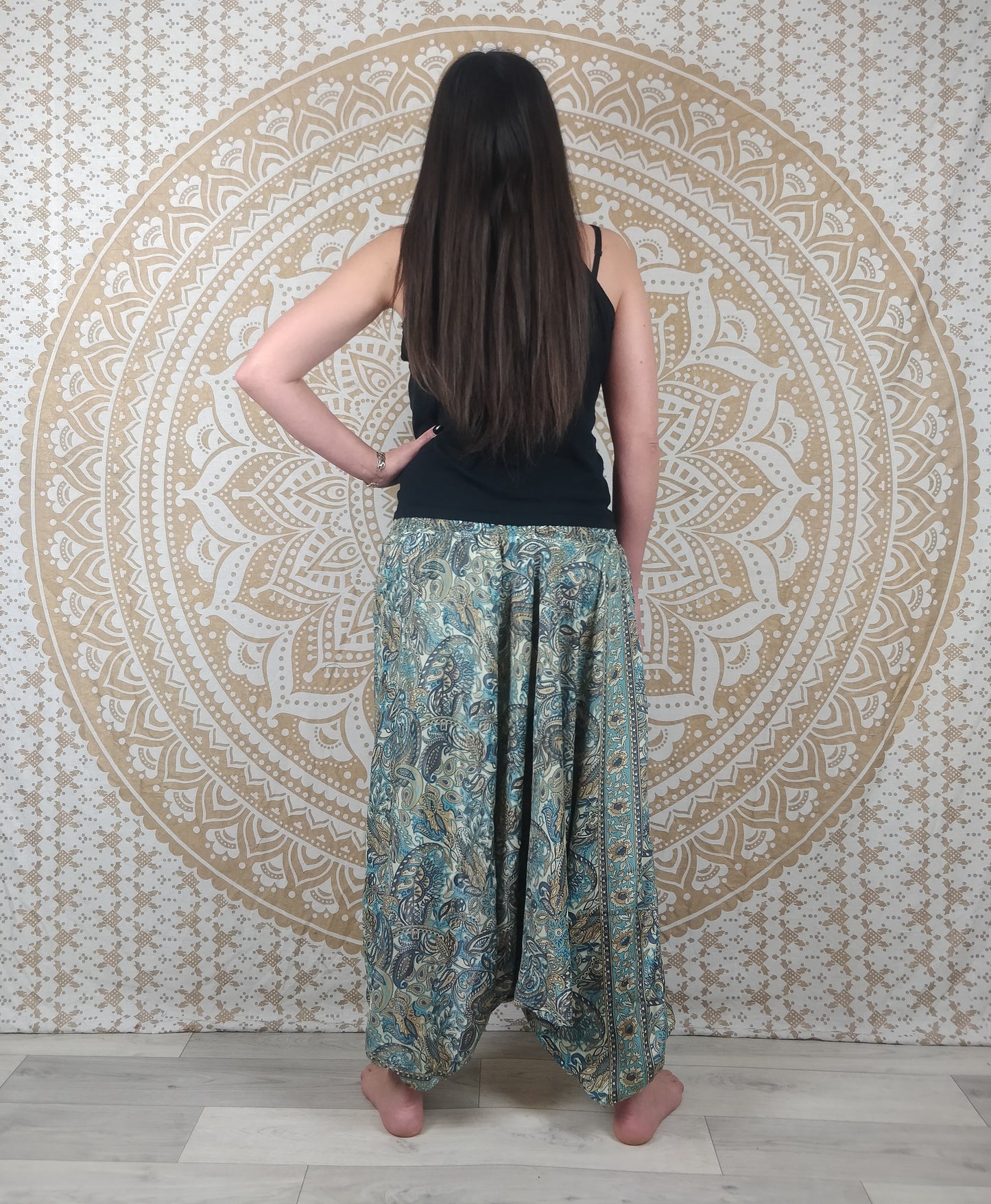 Pantalon 3 en 1 Gangi en soie indienne. Sarouel / Combi / Top ethnique ample et fluide. Imprimé paisley blanc et bleu.