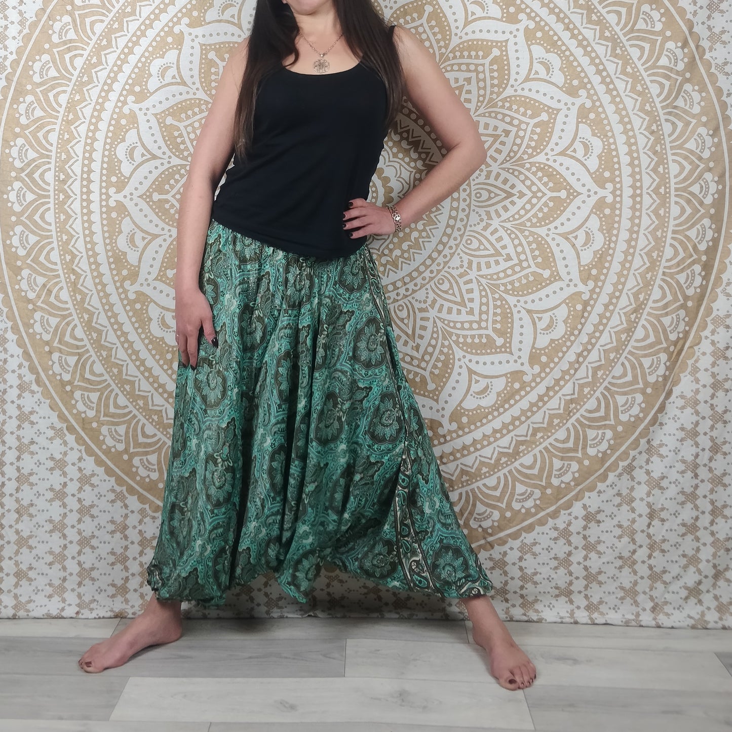 Pantalon 3 en 1 Gangi en soie indienne. Sarouel / Combi / Top ethnique ample et fluide. Imprimé ethnique vert et marron.