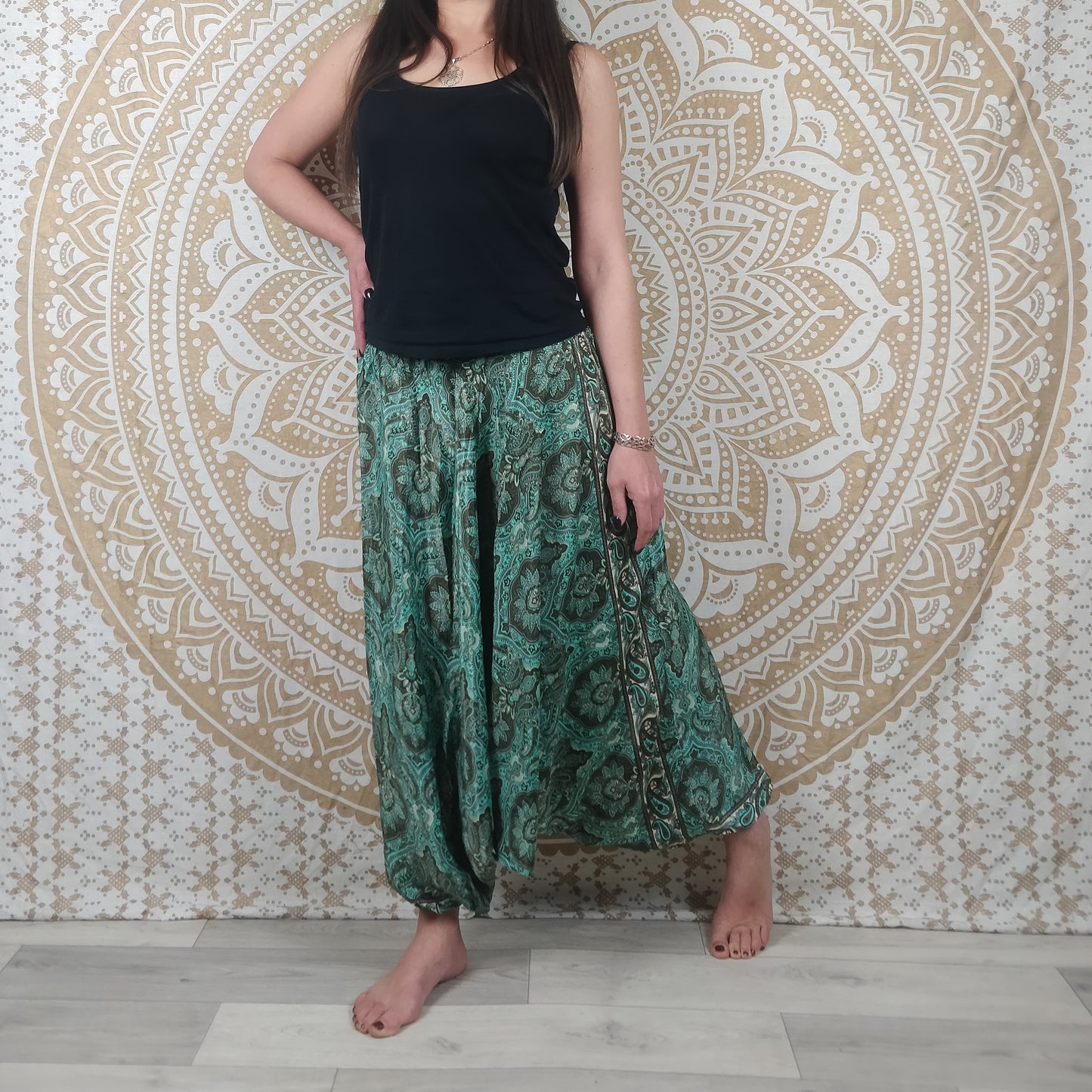 Pantalon 3 en 1 Gangi en soie indienne. Sarouel / Combi / Top ethnique ample et fluide. Imprimé ethnique vert et marron.