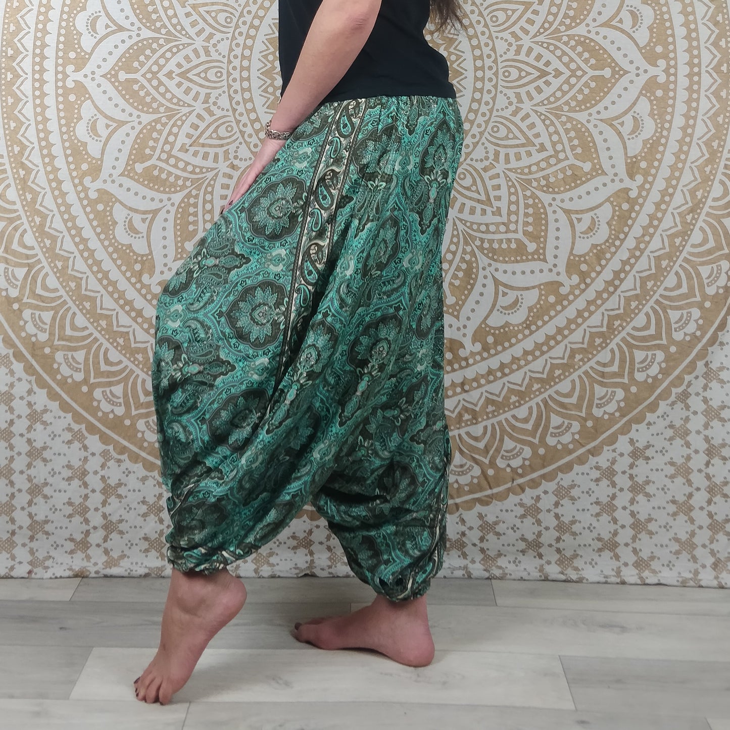 Pantalon 3 en 1 Gangi en soie indienne. Sarouel / Combi / Top ethnique ample et fluide. Imprimé ethnique vert et marron.