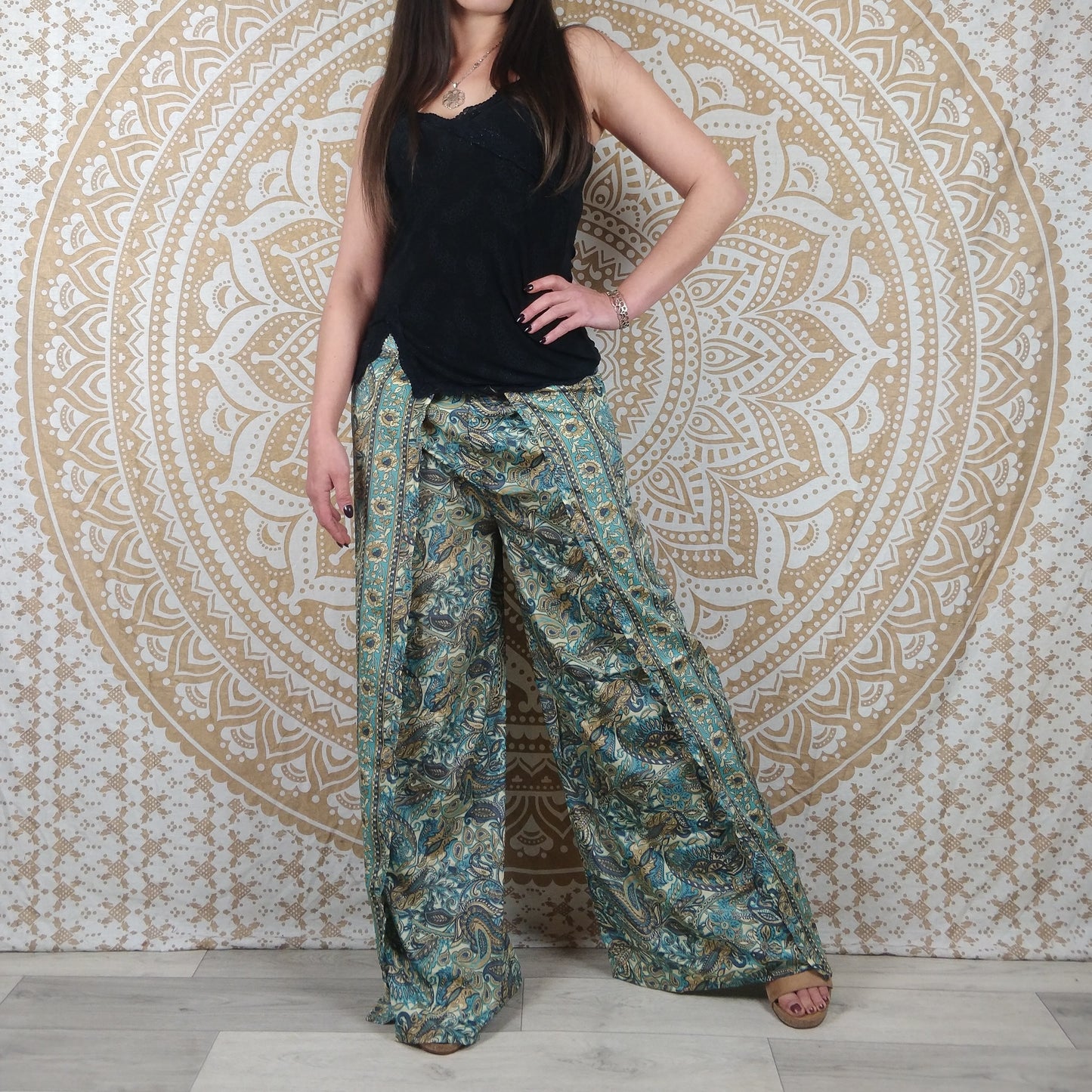 Pantalon Sikar en soie indienne. Pantalon ample, ouvert sur les cotés. Imprimé paisley bleu et blanc.