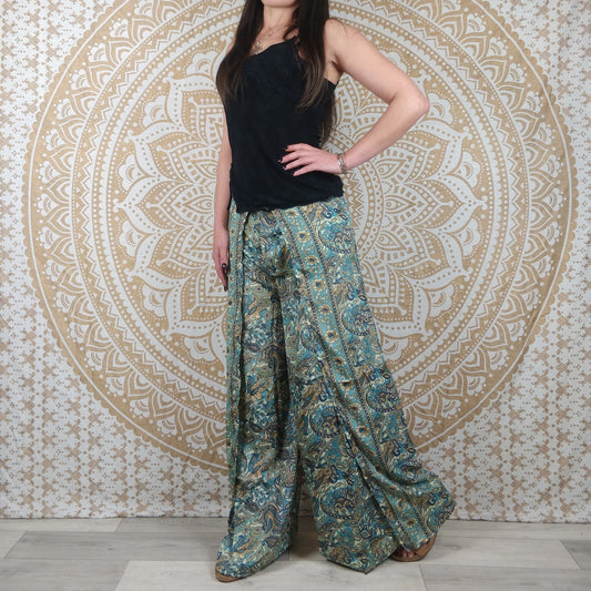 Pantalon Sikar en soie indienne. Pantalon ample, ouvert sur les cotés. Imprimé paisley bleu et blanc.