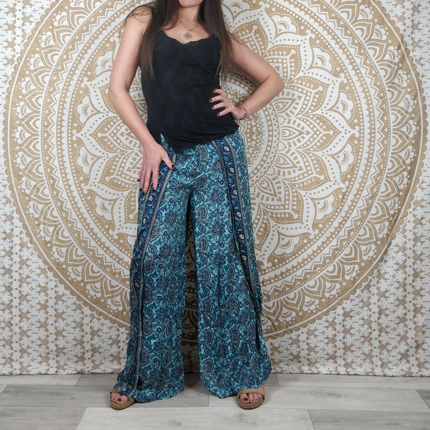 Pantalon Sikar en soie indienne. Pantalon ample, ouvert sur les cotés. Imprimé paisley bleu.