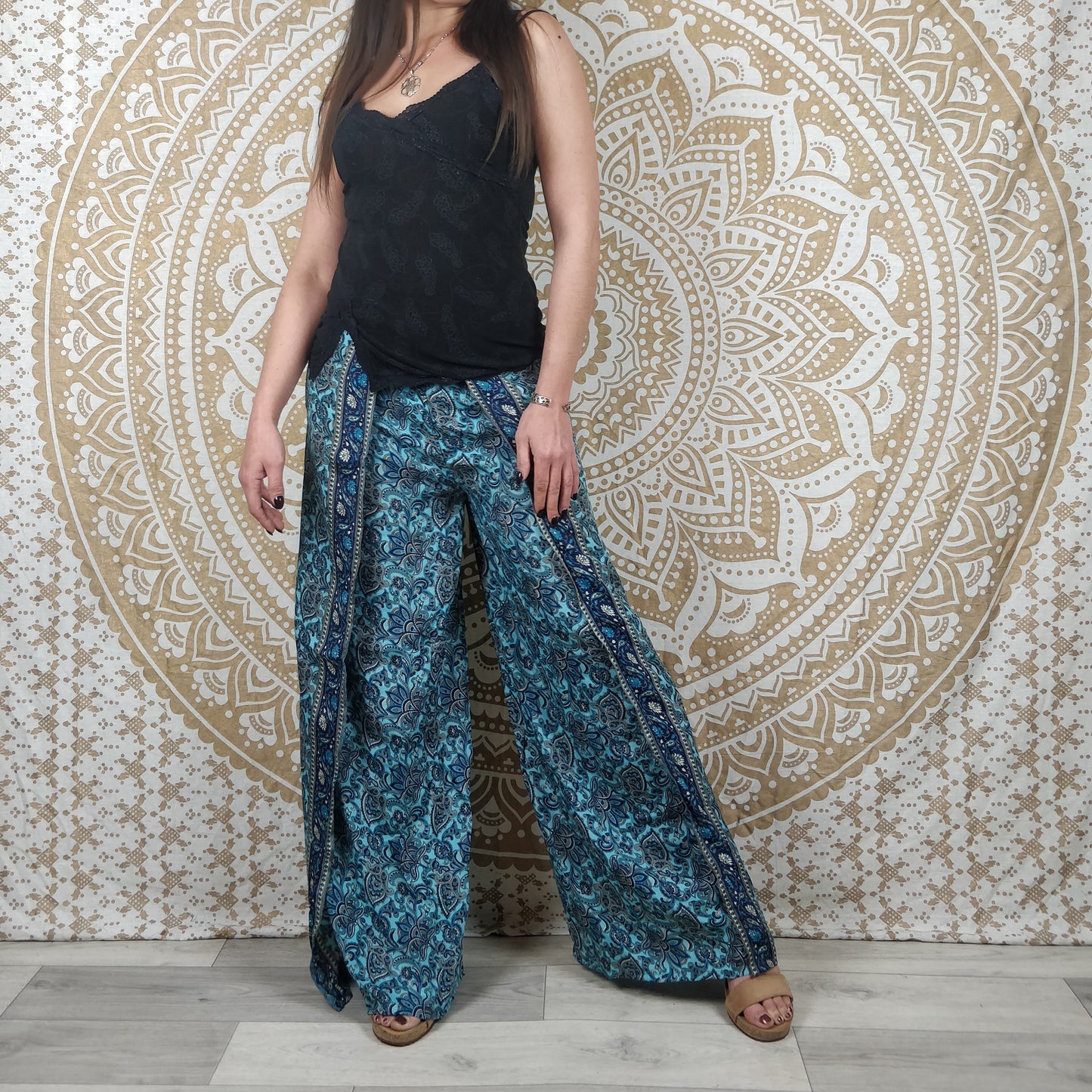 Pantalon Sikar en soie indienne. Pantalon ample, ouvert sur les cotés. Imprimé paisley bleu.