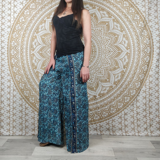 Pantalon Sikar en soie indienne. Pantalon ample, ouvert sur les cotés. Imprimé paisley bleu.