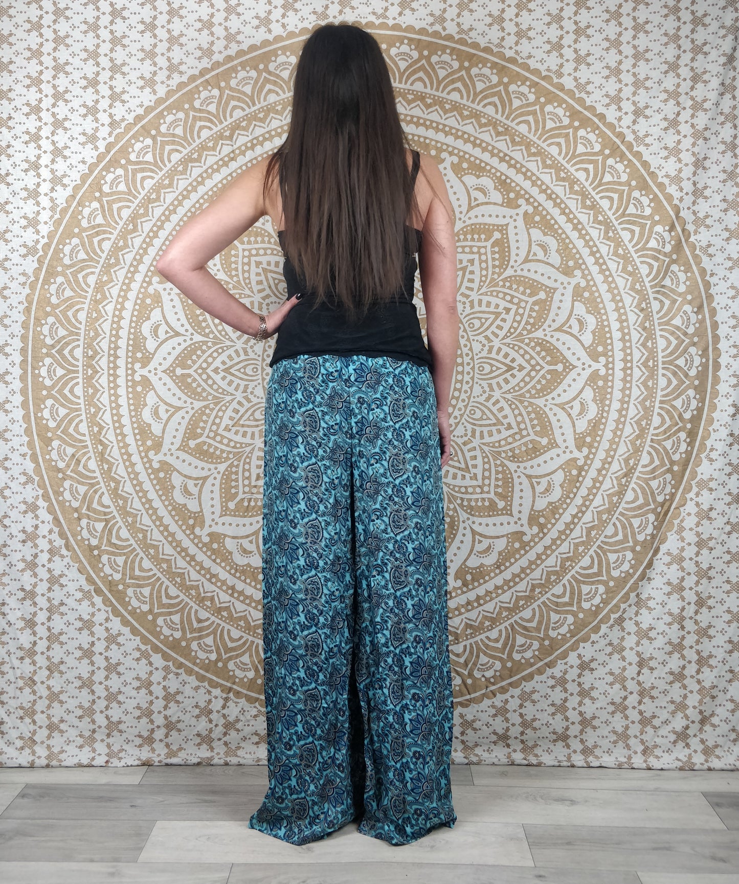 Pantalon Sikar en soie indienne. Pantalon ample, ouvert sur les cotés. Imprimé paisley bleu.