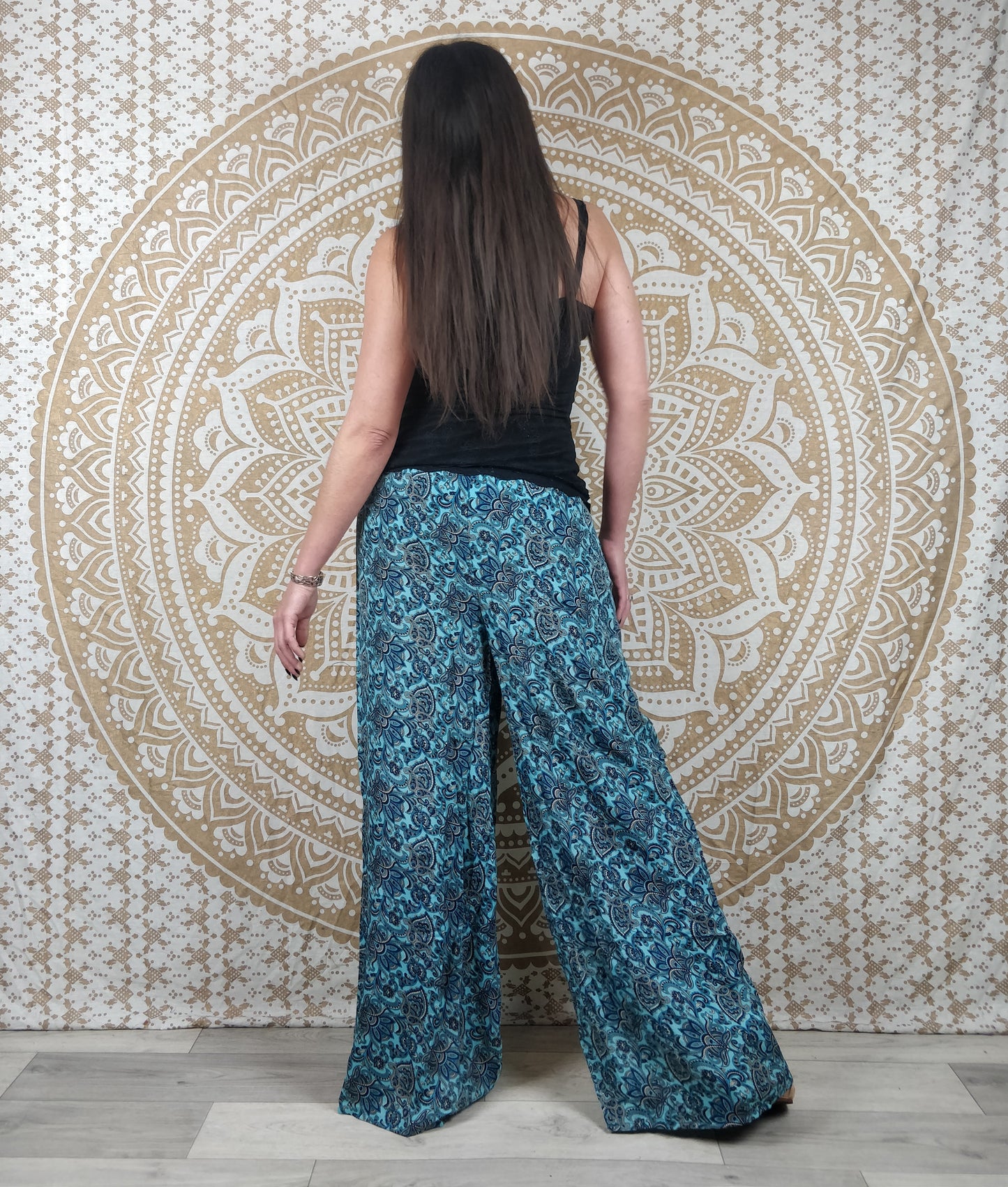 Pantalon Sikar en soie indienne. Pantalon ample, ouvert sur les cotés. Imprimé paisley bleu.