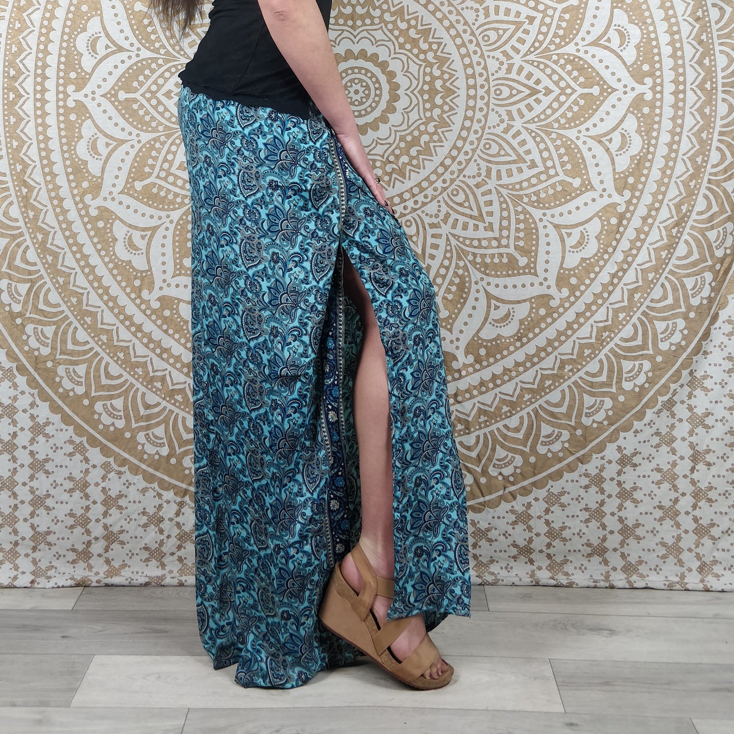 Pantalon Sikar en soie indienne. Pantalon ample, ouvert sur les cotés. Imprimé paisley bleu.