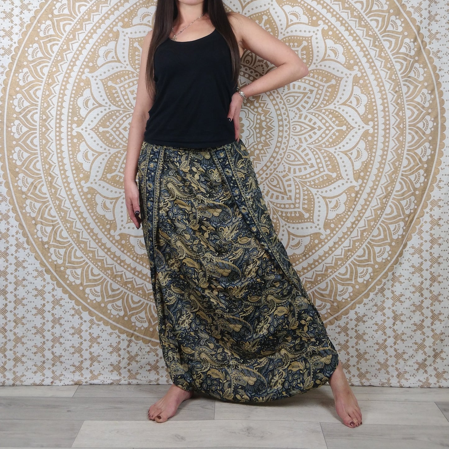 Pantalon Darima en soie indienne. Pantalon jupe / sarouel ouvert sur les côtés. Imprimé paisley noir.