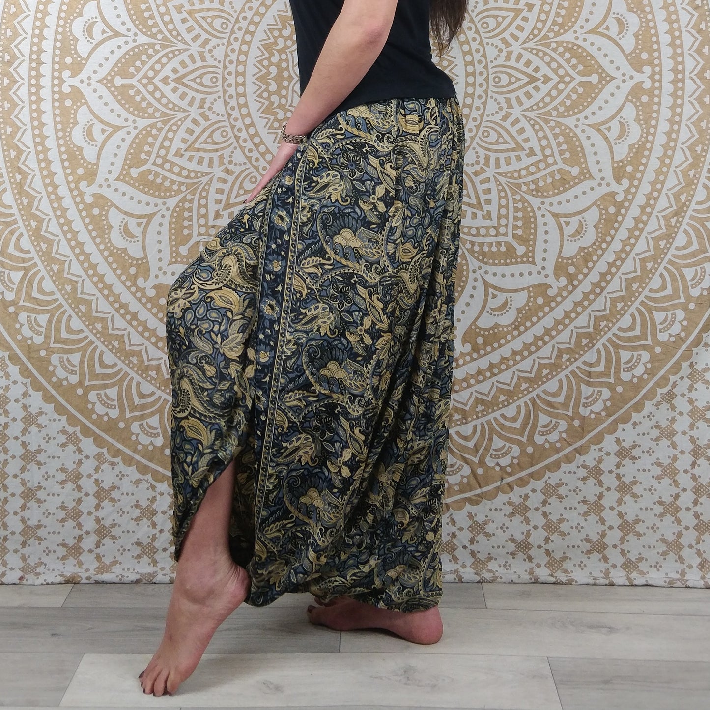 Pantalon Darima en soie indienne. Pantalon jupe / sarouel ouvert sur les côtés. Imprimé paisley noir.