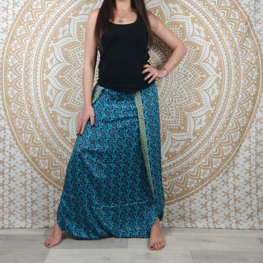 Pantalon Darima en soie indienne. Pantalon jupe / sarouel ouvert sur les côtés. Imprimé fleuri bleu.