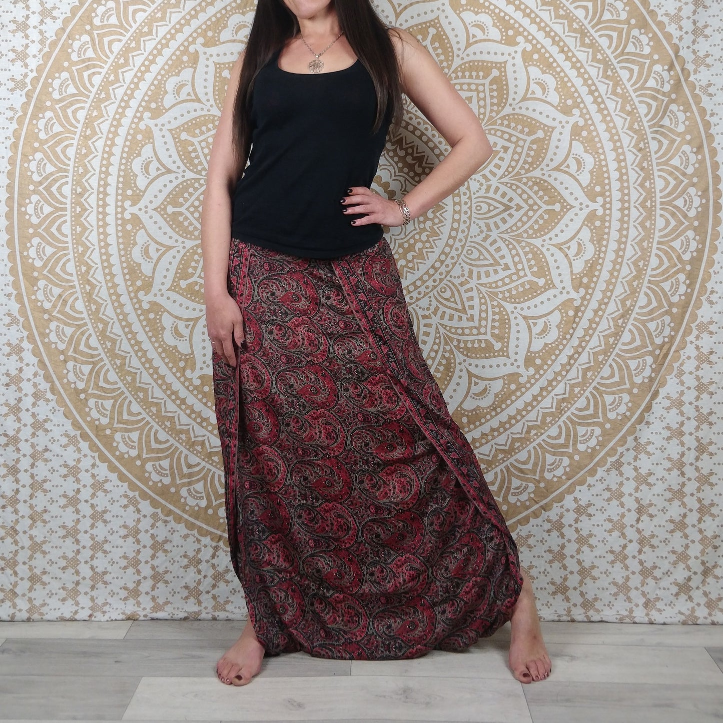 Pantalon Darima en soie indienne. Pantalon jupe / sarouel ouvert sur les côtés. Imprimé ethnique rouge et noir.