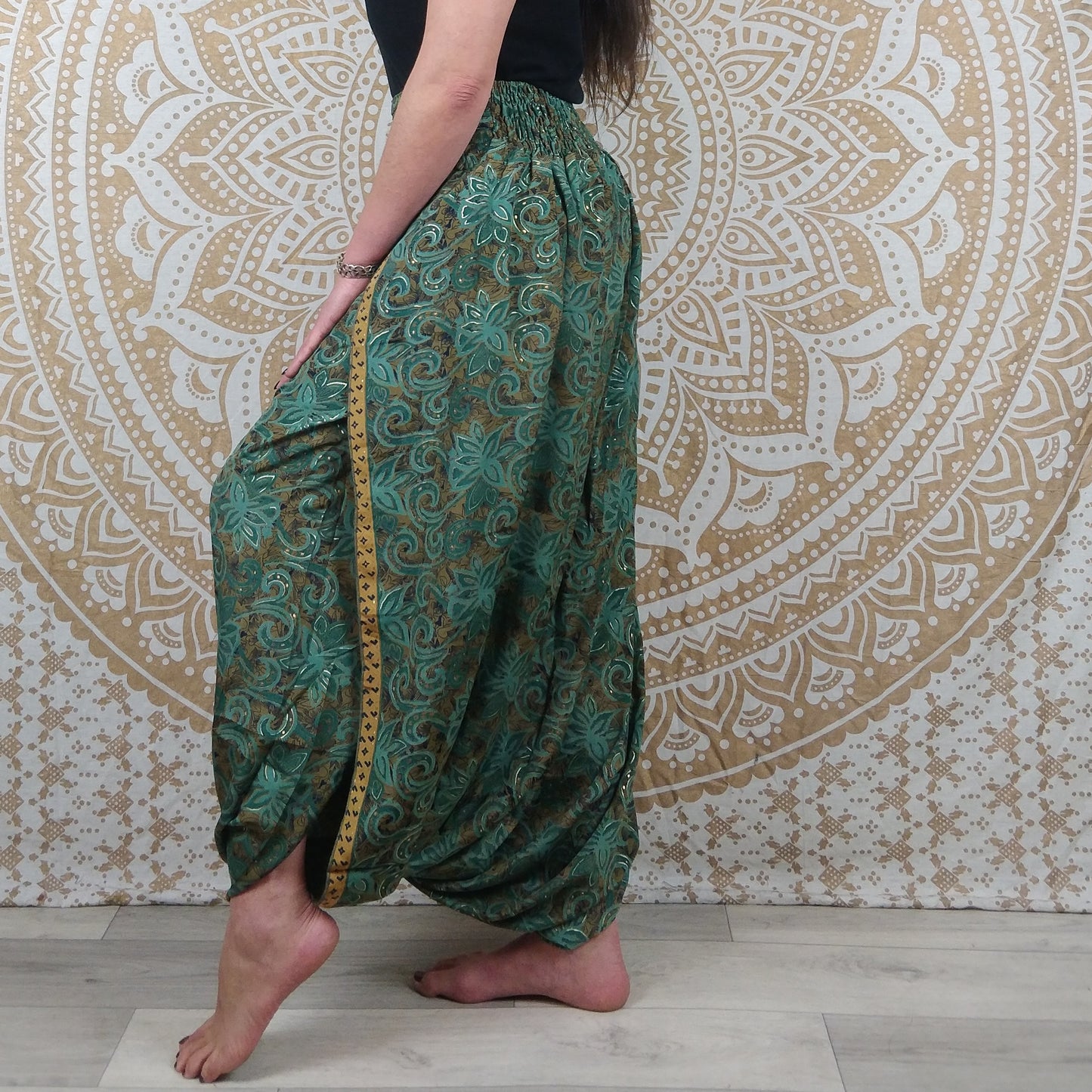 Pantalon Darima en soie indienne. Pantalon jupe / sarouel ouvert sur les côtés. Imprimé fleuri vert.