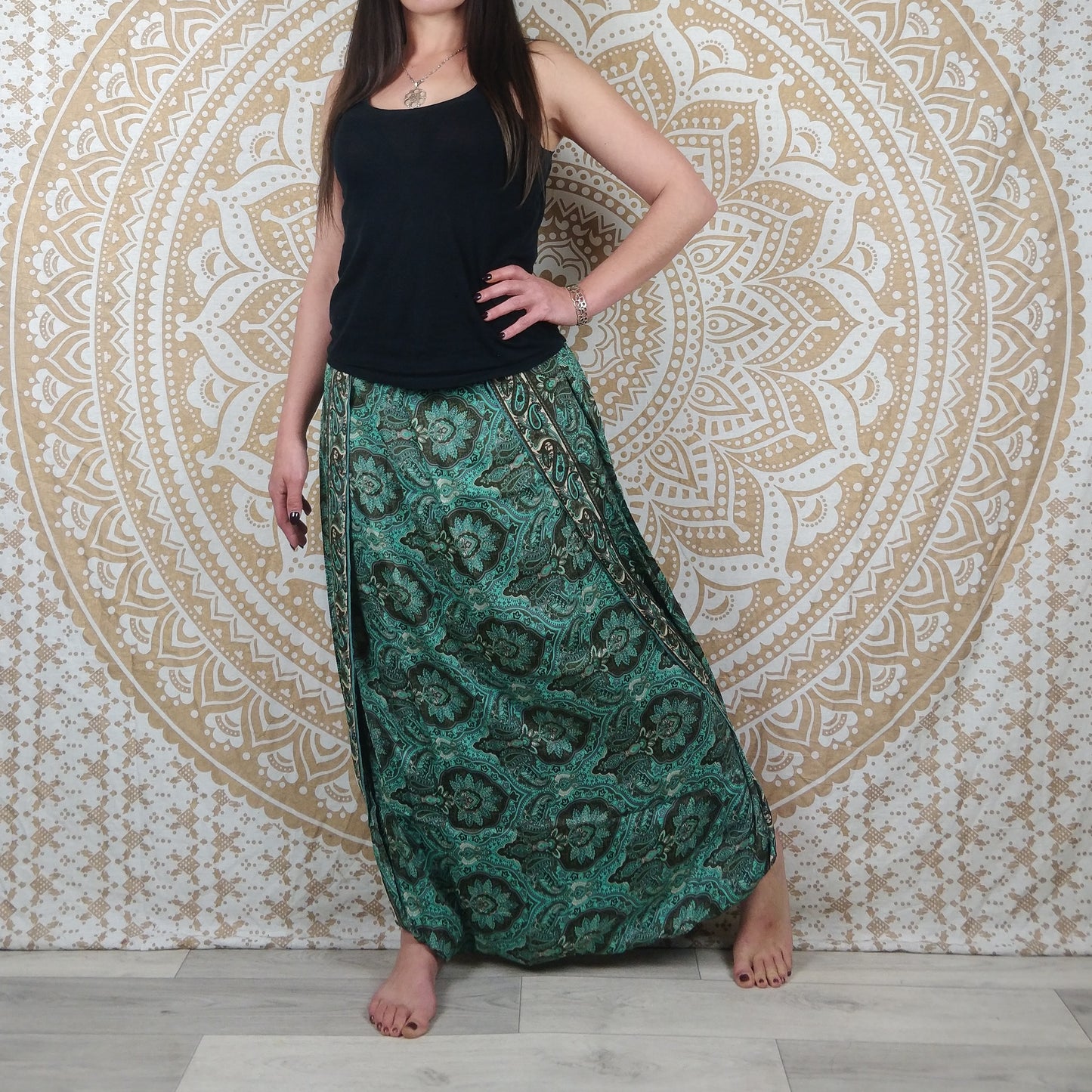 Pantalon Darima en soie indienne. Pantalon jupe / sarouel ouvert sur les côtés. Imprimé ethnique vert et marron.