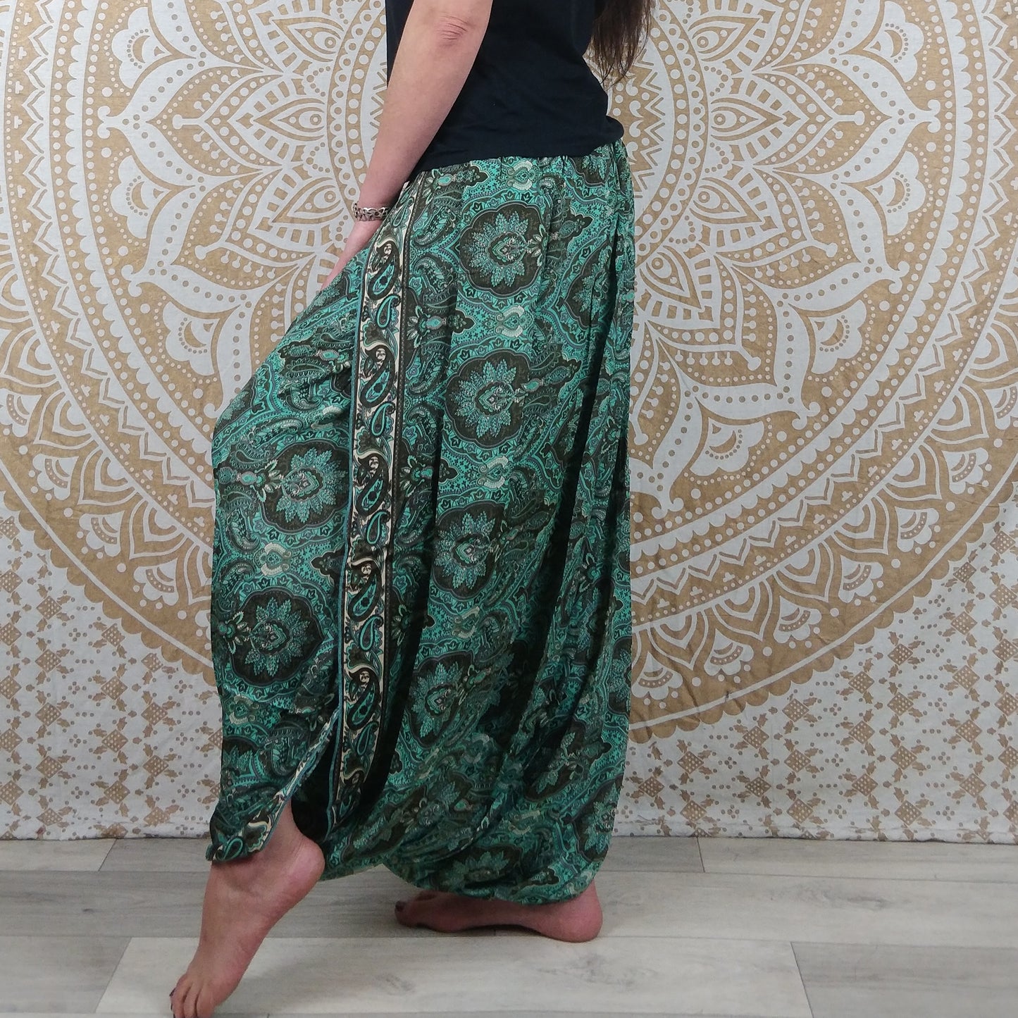 Pantalon Darima en soie indienne. Pantalon jupe / sarouel ouvert sur les côtés. Imprimé ethnique vert et marron.