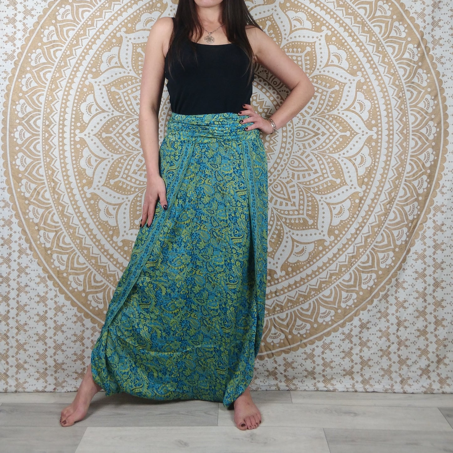 Pantalon Darima en soie indienne. Pantalon jupe / sarouel ouvert sur les côtés. Imprimé paisley bleu et vert.