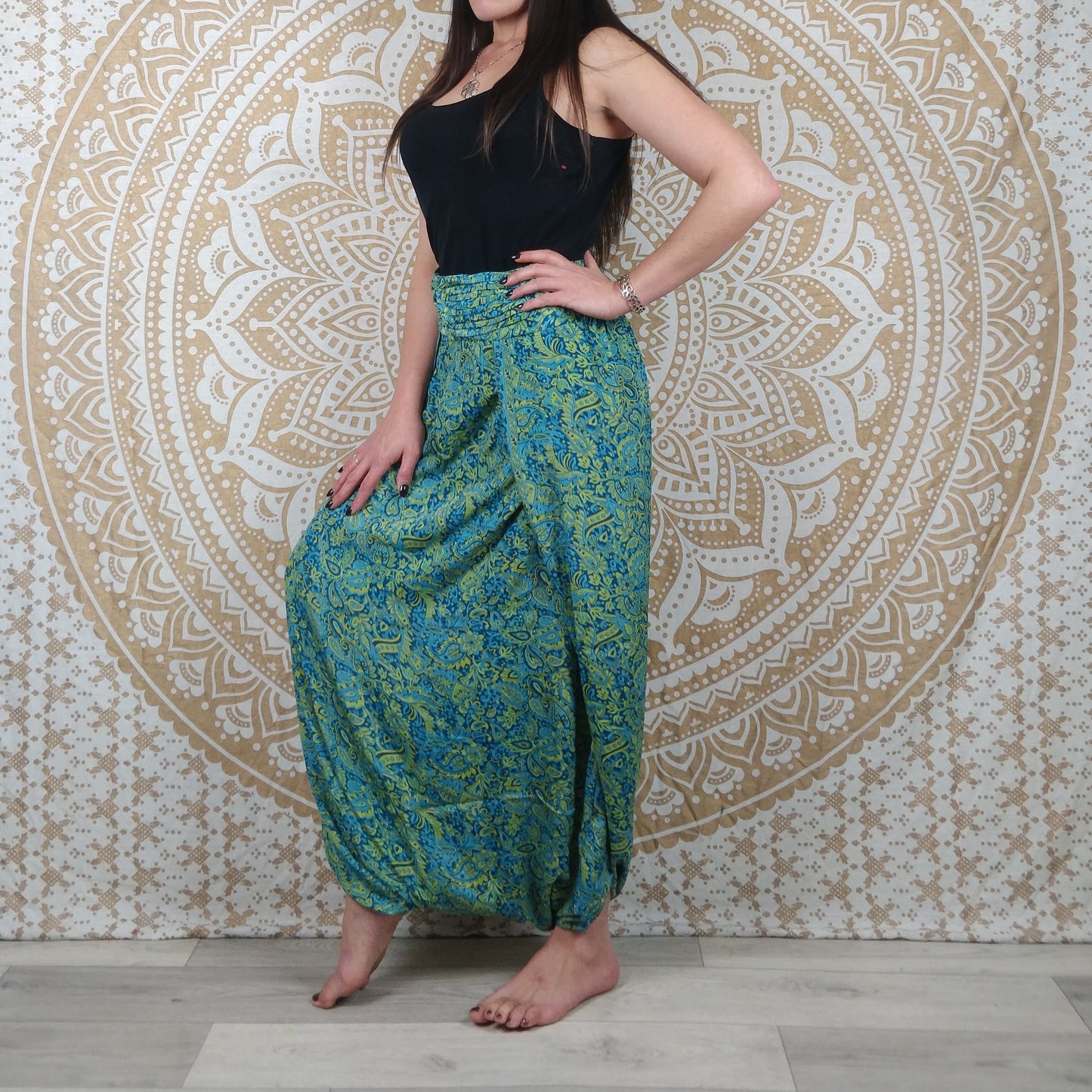 Pantalon Darima en soie indienne. Pantalon jupe / sarouel ouvert sur les côtés. Imprimé paisley bleu et vert.