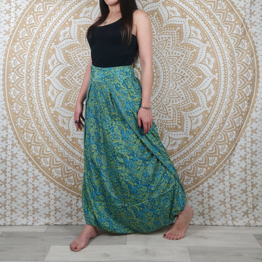 Pantalon Darima en soie indienne. Pantalon jupe / sarouel ouvert sur les côtés. Imprimé paisley bleu et vert.