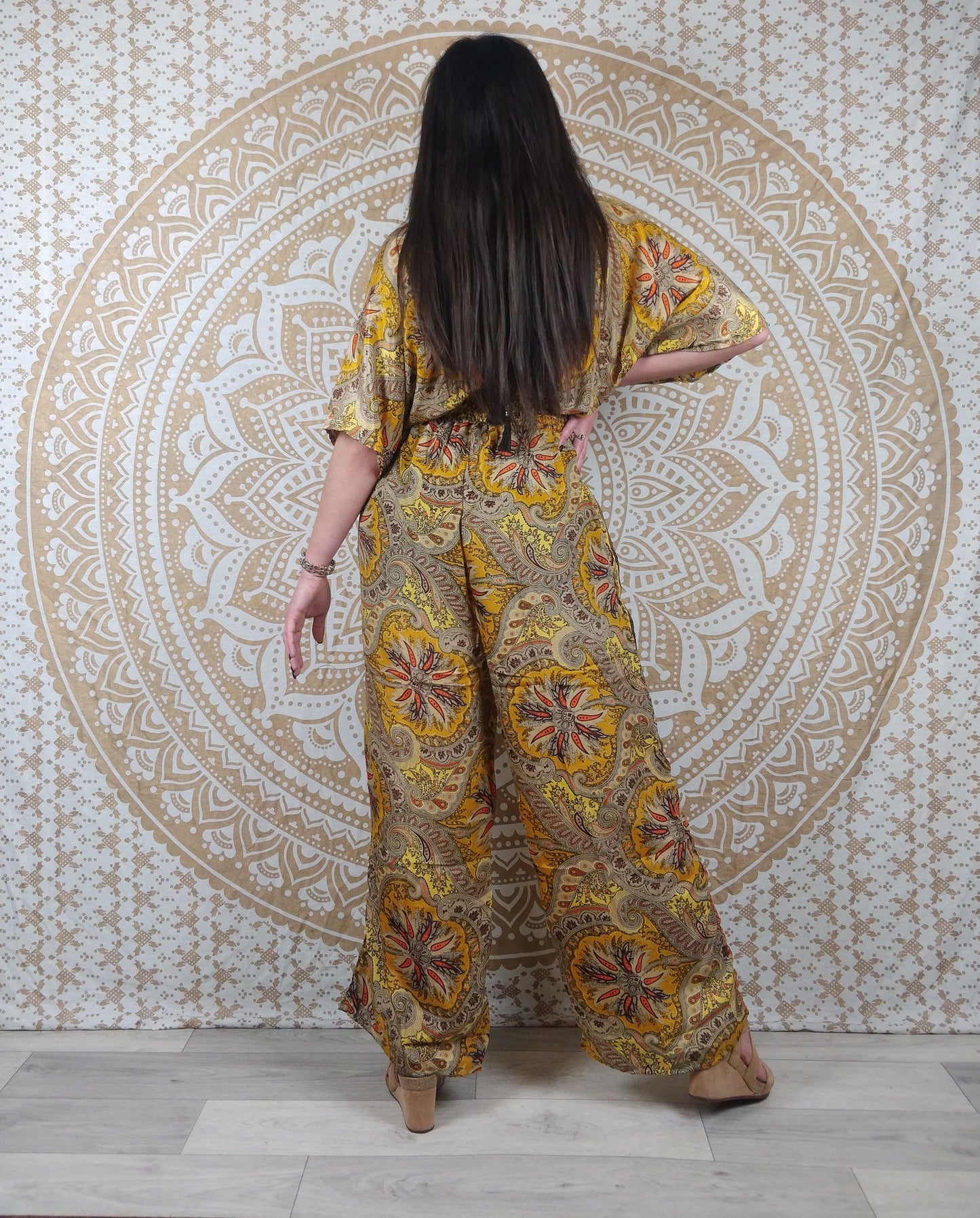 Combinaison femme Jalley en soie indienne. Combi ajustée avec jambes larges et manches courtes. Imprimé paisley jaune.