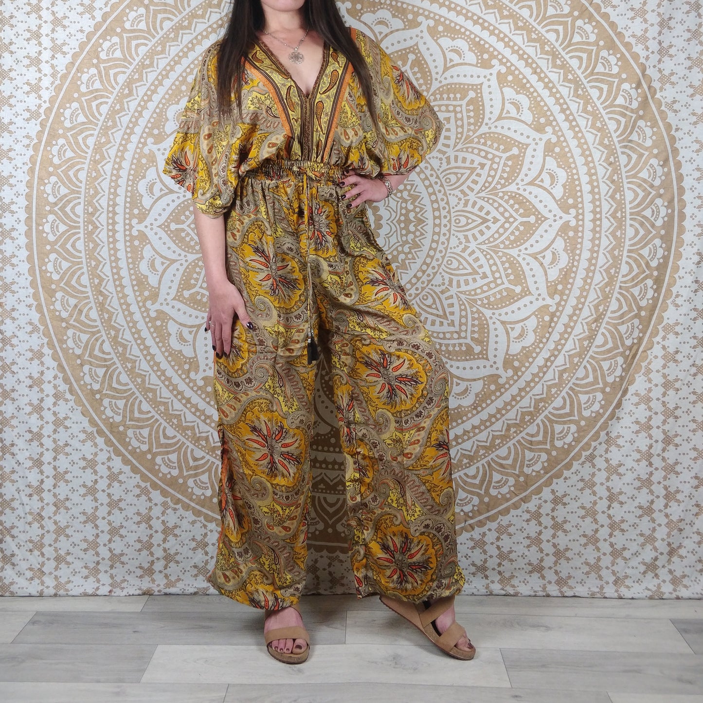 Combinaison femme Jalley en soie indienne. Combi ajustée avec jambes larges et manches courtes. Imprimé paisley jaune.