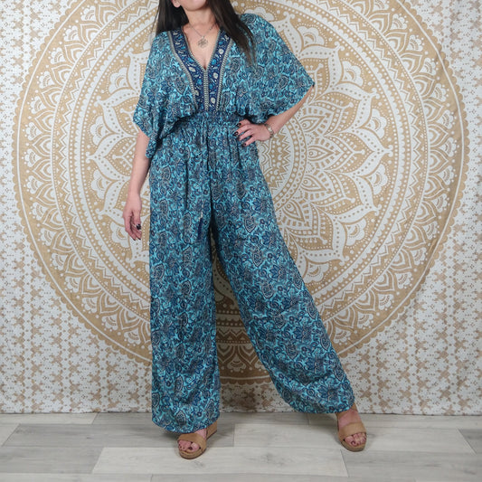 Combinaison femme Jalley en soie indienne. Combi ajustée avec jambes larges et manches courtes. Imprimé paisley bleu.