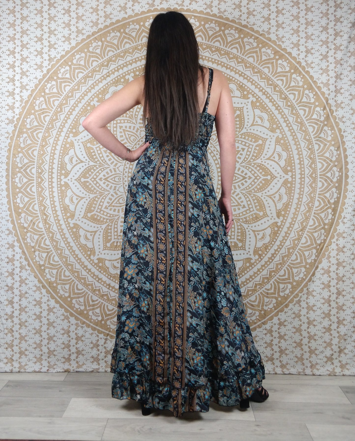 Robe longue Sohna en soie indienne. Robe bohème asymétrique à fines bretelles. Imprimé fleuri noir et bleu / ethnique vert et marron.