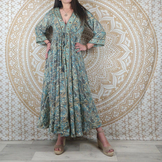 Robe longue Mawana en soie indienne. Robe bohème avec manches 3/4, coupe ajustée et évasée. Imprimé paisley blanc et bleu.