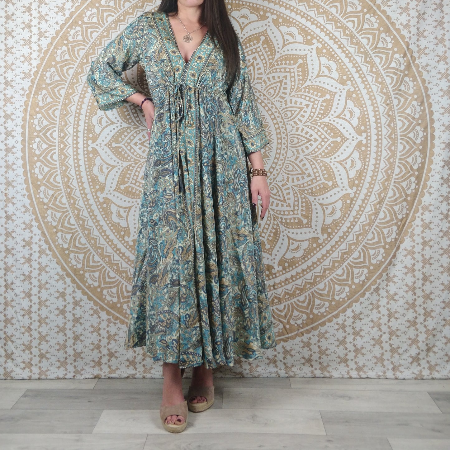 Robe longue Mawana en soie indienne. Robe bohème avec manches 3/4, coupe ajustée et évasée. Imprimé paisley blanc et bleu.