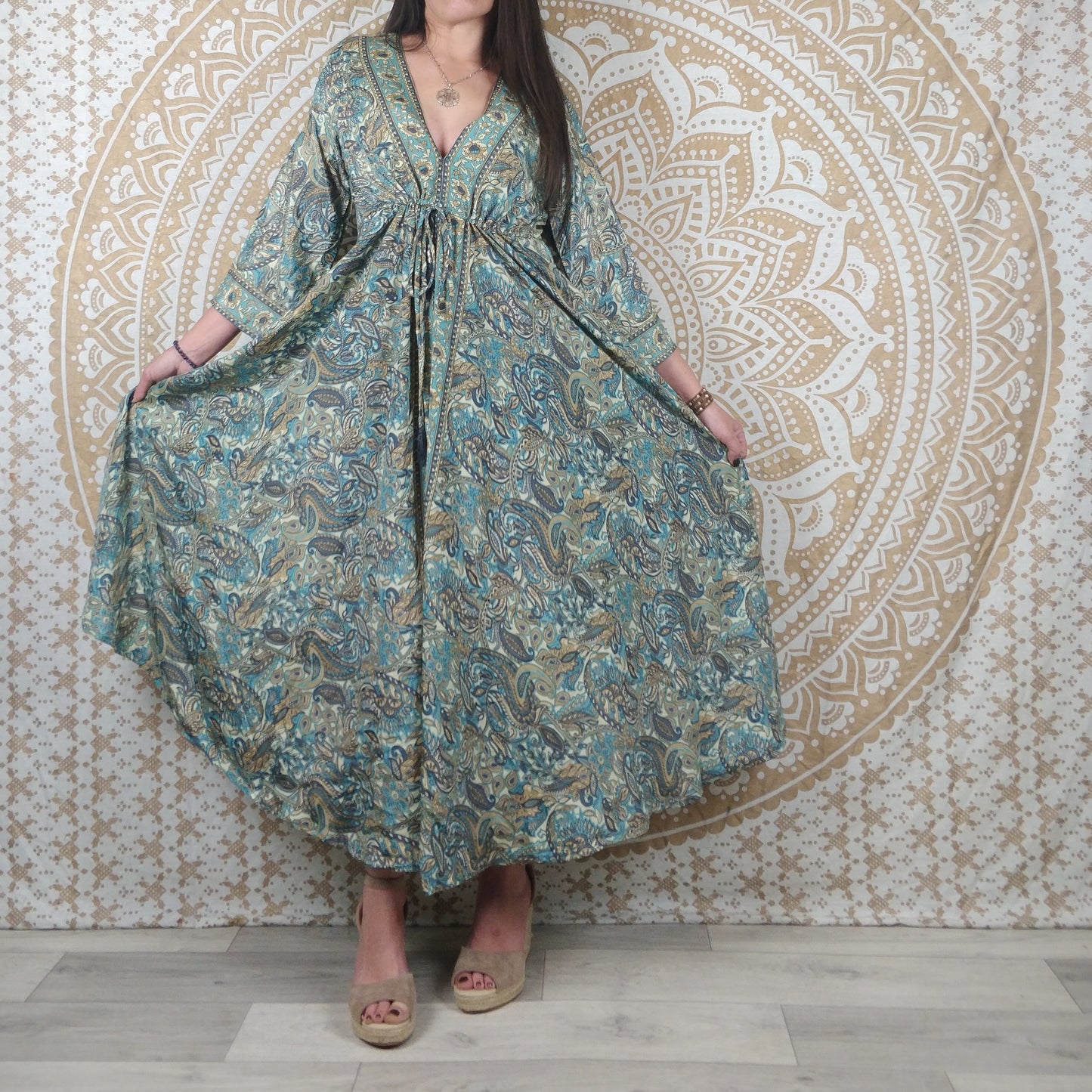 Robe longue Mawana en soie indienne. Robe bohème avec manches 3/4, coupe ajustée et évasée. Imprimé paisley blanc et bleu.