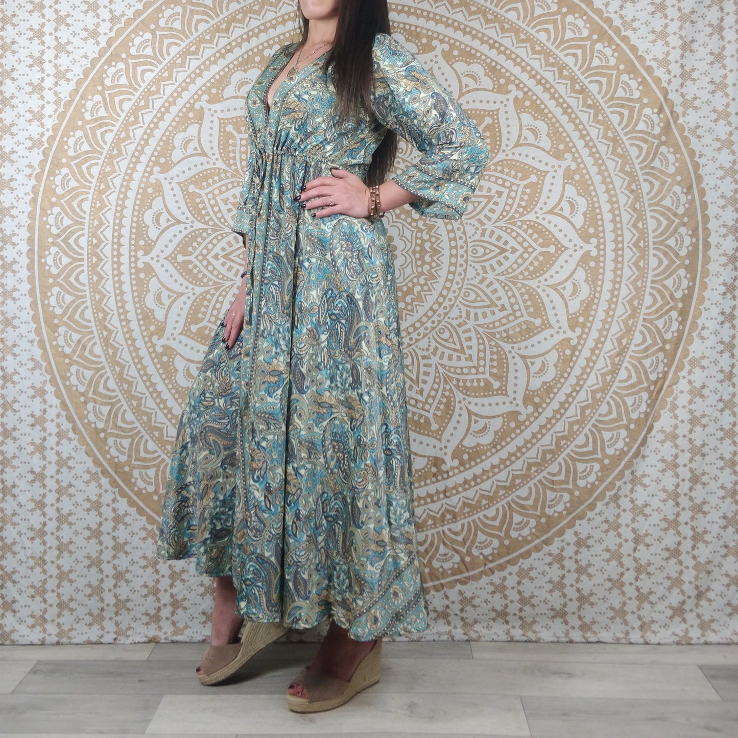 Robe longue Mawana en soie indienne. Robe bohème avec manches 3/4, coupe ajustée et évasée. Imprimé paisley blanc et bleu.