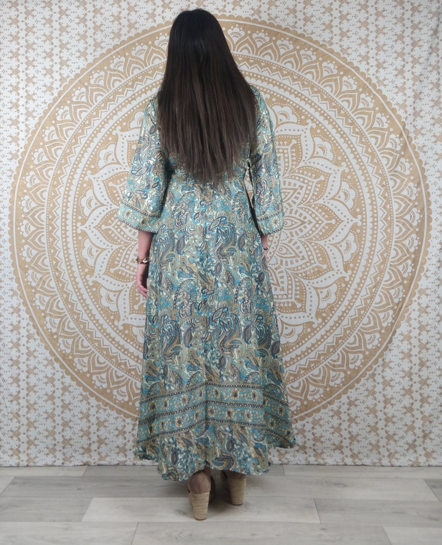 Robe longue Mawana en soie indienne. Robe bohème avec manches 3/4, coupe ajustée et évasée. Imprimé paisley blanc et bleu.