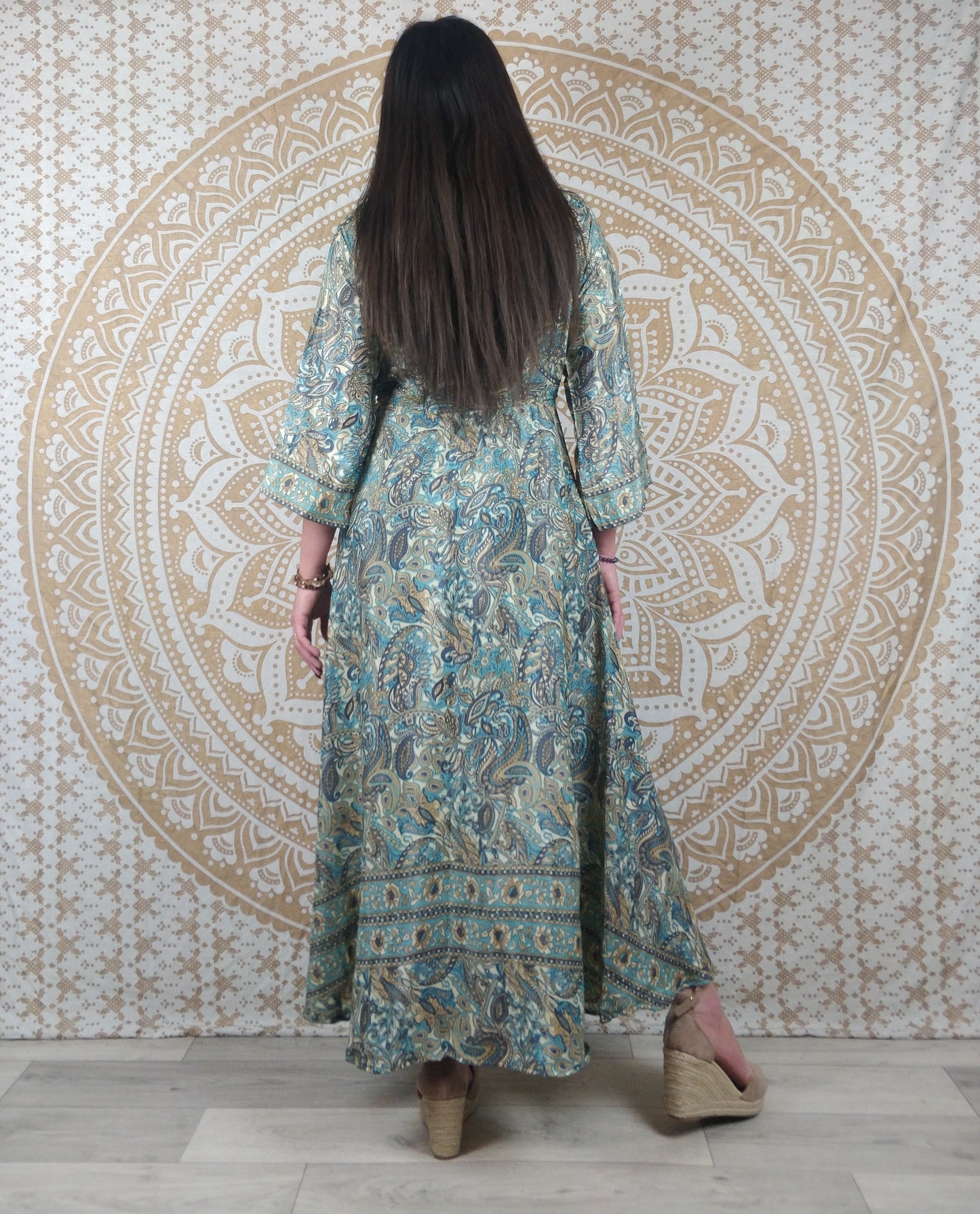 Robe longue Mawana en soie indienne. Robe bohème avec manches 3/4, coupe ajustée et évasée. Imprimé paisley blanc et bleu.