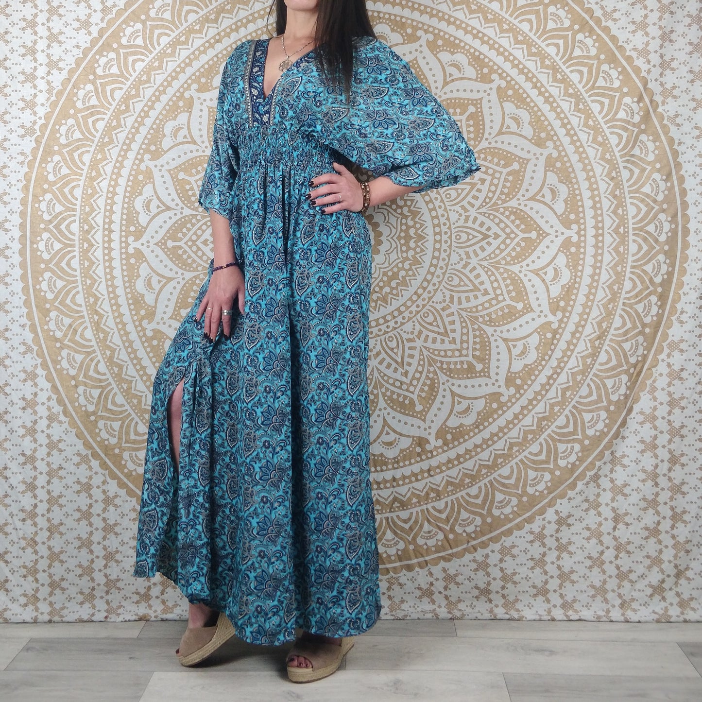 Robe longue Leelka en soie indienne.  Robe bohème fendu et avec col en V. Différentes couleurs.